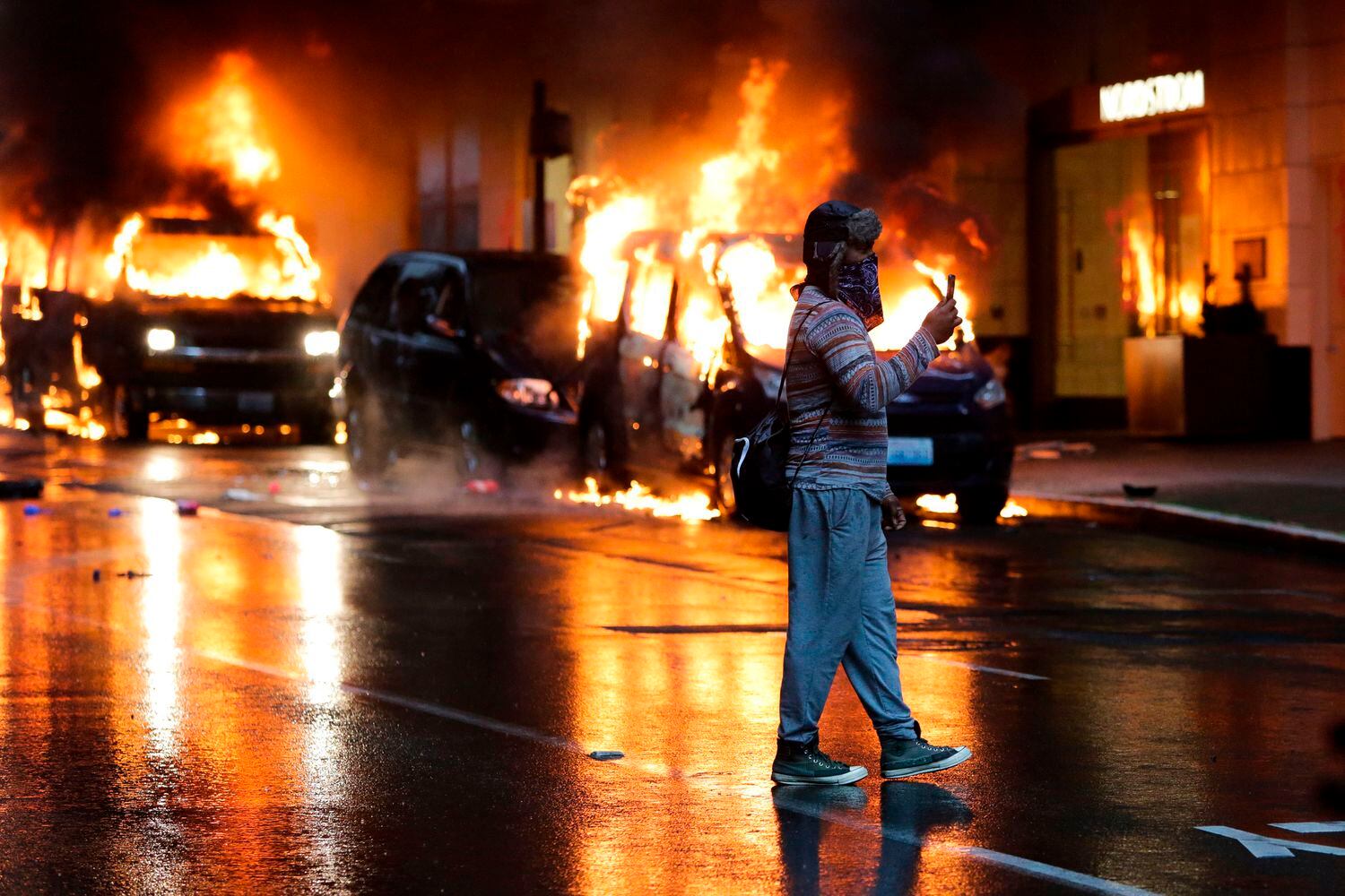 Carros incendiados no sábado, durante os protestos pela morte de George Floyd, em Seattle.