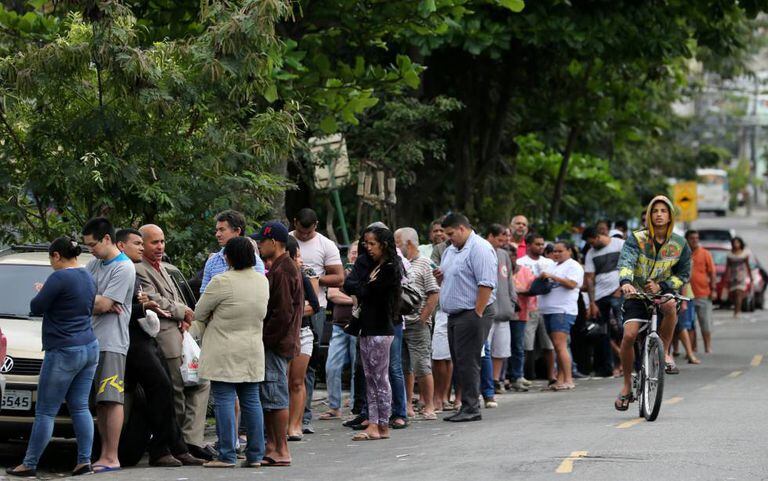 Fila para votar no primeiro turno das eleições municipais, no Rio de Janeiro.