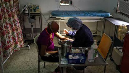 Um paciente é atendido em uma clínica venezuelana.