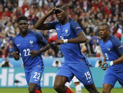 Pogba comemora seu gol: França 2 a 0 na Islândia.