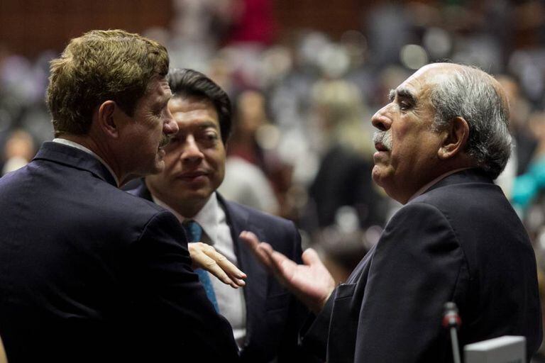 O deputado do PÃO, Juan Carlos Alecrim, fala com Pablo Gómez, de Morena.