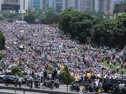 Vista parcial da manifestação contra Maduro em Caracas.