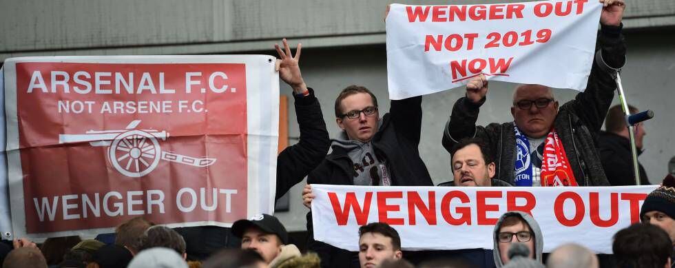 Torcedores do Arsenal pedem a demissão de Wenger no jogo contra o Brighton.