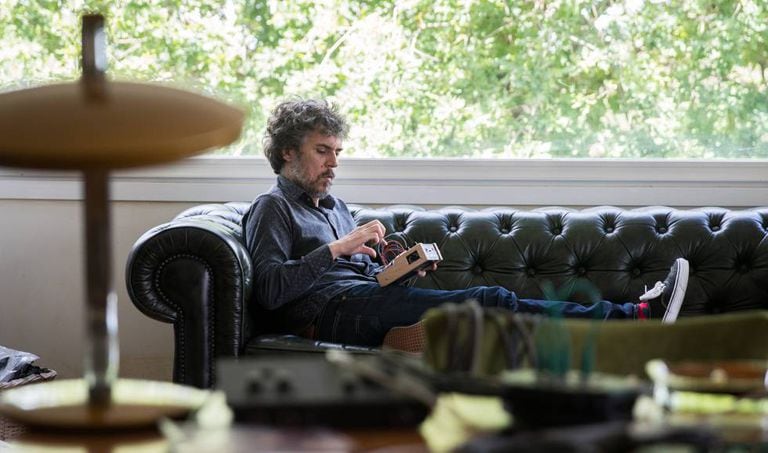 O músico Iván Ferreiro em seu estudo em Gondomar (Espanha).
