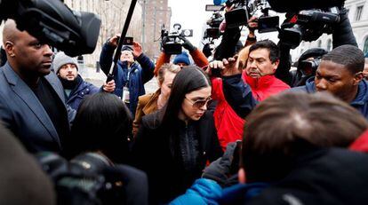 Emma Coronel, esposa de El Chapo, na saída do tribunal.