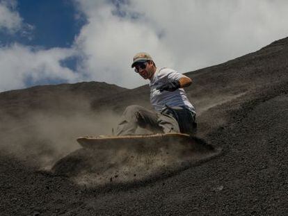 Homem faz ‘sandboarding’ no Cerro Negro, na Nicarágua.