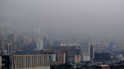 Alerta vermelho em Medellín, como em muitas outras cidades, pelos altos níveis de poluição.