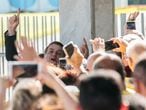 O Presidente Jair Bolsonaro fala  à Imprensa e  populares na saida do Palácio da Alvorada