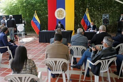 O líder da oposição, Juan Guaidó, participa de uma sessão da Assembleia Nacional em um parque em Caracas, em 15 de dezembro de 2020.