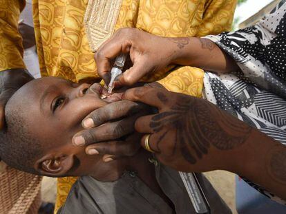 Profissional de saúde vacina criança contra a pólio durante campanha de imunização em Hotoro-Kudu, localidade do Estado de Kano, no noroeste da Nigéria, em 22 de abril de 2017.