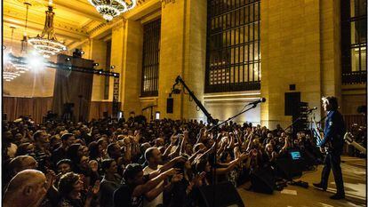 Foto do show na Grand Central Station publicada na conta oficial do Facebook de Paul McCartney.
