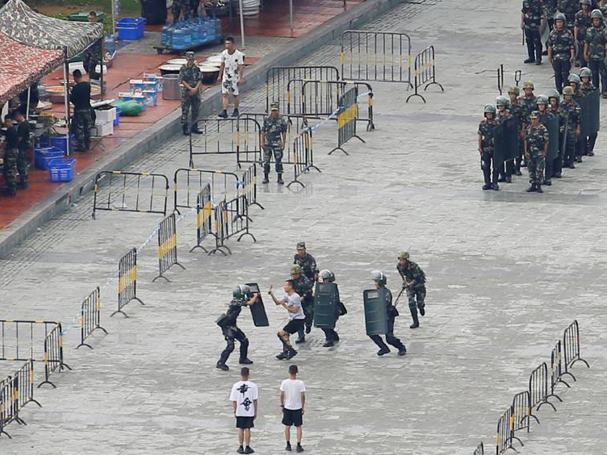 Exército brasileiro mobiliza blindados e soldados na fronteira com