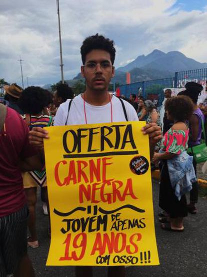 Cartaz de manifestante faz referência à música “A Carne”