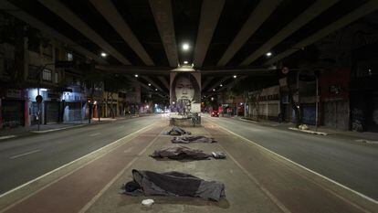 Região do centro de São Paulo, onde moradores de rua fazem fila para dormir na noite e quinta-feira.