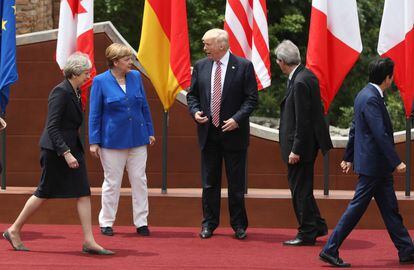 O presidente dos Estados Unidos, Donald Trump, rodeado no G7 de Taormina por Theresa May, Angela Merkel, Paolo Gentiloni e Shinzo Abe.