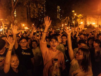 Jovens celebram a derrota do conservador Junius Ho, neste domingo em Hong Kong.