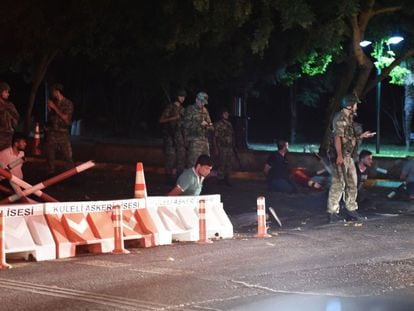 Militares turcos detêm policiais em uma estrada de Istambul, perto de uma das pontes do Bósforo.