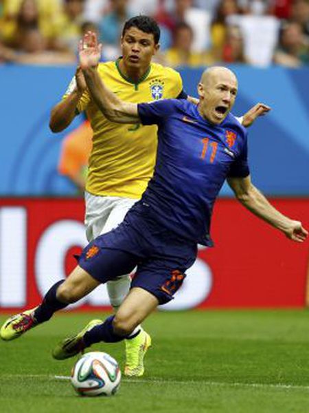 Thiago Silva e Robben, na ação que valeu o pênalti para a Holanda.