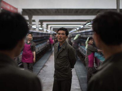 Trabalhadores de uma fábrica de seda em Pyongyang.