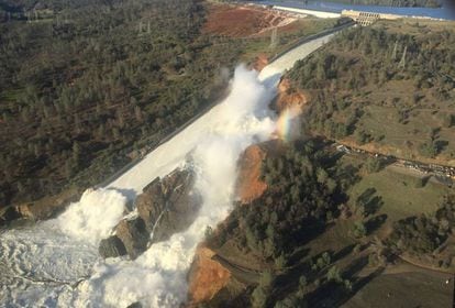 Vista aérea dos danos na represa de Oroville, na Califórnia.
