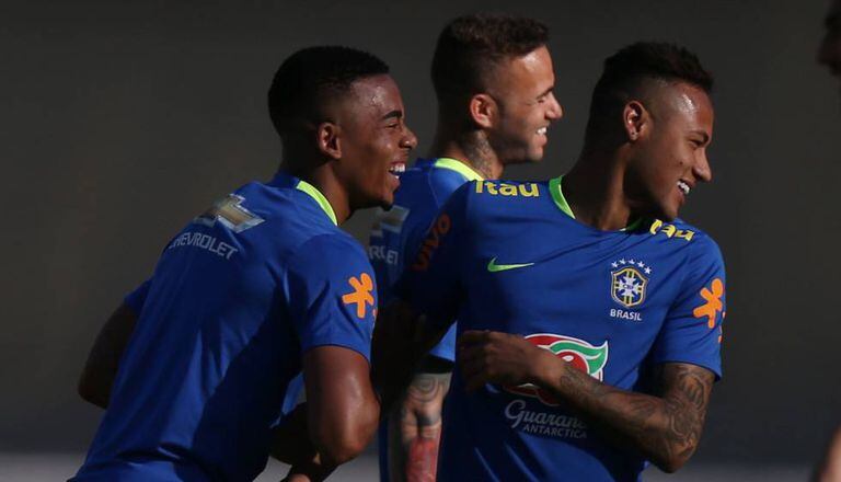 Gabriel Jesus e Neymar, durante um treino do Brasil.
