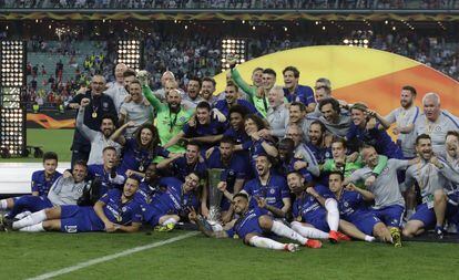 Jogadores do Chelsea posam com a taça da Europa League.