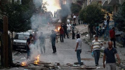 Manifestantes protestam em Istambul depois dos primeiros ataques.