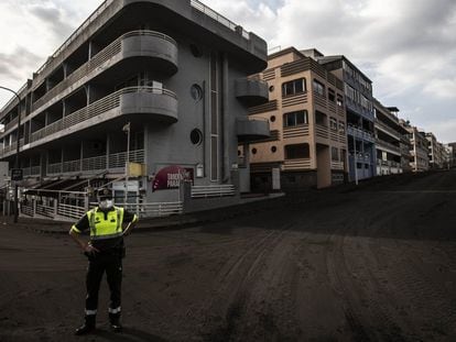 Um agente em frente a edifícios em Las Manchas, na zona de exclusão ao redor do vulcão de La Palma, nesta quarta-feira.