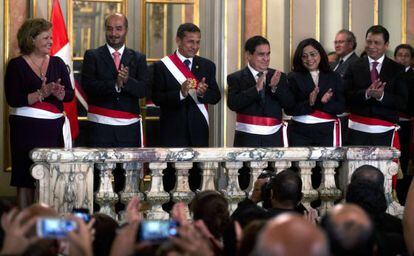 Humala, o terceiro da esquerda, com seus novos ministros.