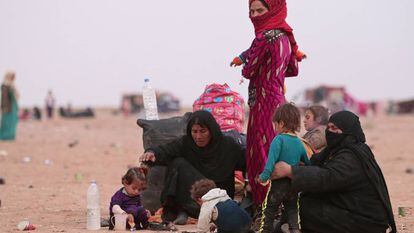 Uma família de refugiados em Hasaka, na Síria, depois de fugir da violência de Mosul (Iraque).