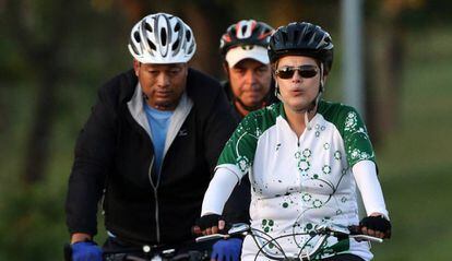 Presidenta Dilma Rousseff pedalando em Bras&iacute;lia