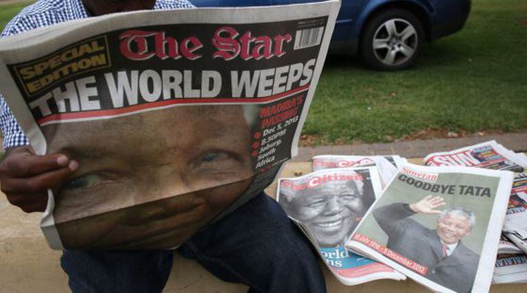 "O mundo chora", reza a portada de The '' Star de Soweto.