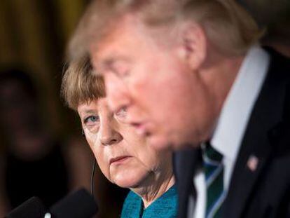 A chanceler alemã pergunta se quer que se deem as mãos e o presidente dos EUA permanece sem se mexer