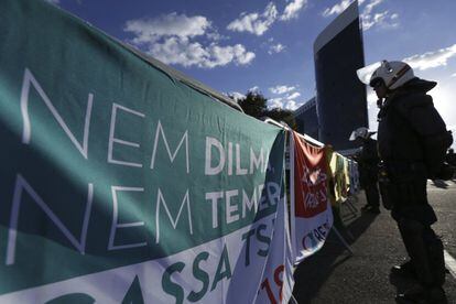 Manifestantes protestam no julgamento da chapa Dilma-Temer. "Nem Dilma nem Temer", diz o cartaz