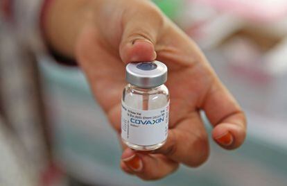 Recipiente com dose da vacina indiana Covaxin em Bangalore, Índia, no dia 14 de junho.