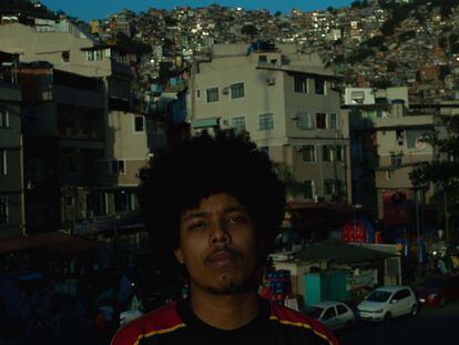 Luan Correia, músico que assina como Mbé, com a Rocinha ao fundo.
