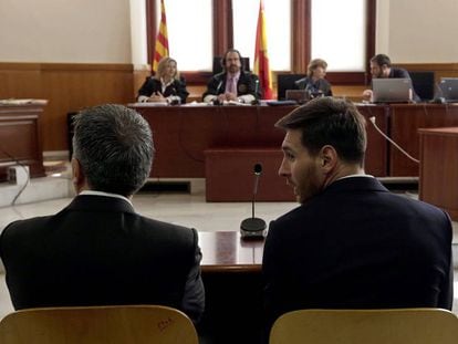 Jorge Messi, à esquerda, e Leo Messi, no tribunal de Barcelona.