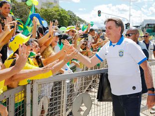 Bolsonaro, que deveria estar em isolamento por ter tido contato com infectados com coronavírus, cumprimenta e toca apoiadores em Brasília.