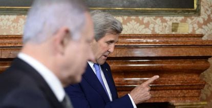 Netanyahu (esquerda) e o secretário de Estado norte-americano, John Kerry, em Roma.
