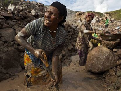 Duas mulheres extraem ouro na mina de Porgera em Papua Nova Guiné.