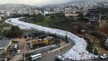 O rio de lixo que afoga Beirute