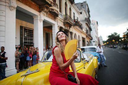 A top model Gisele Bündchen posa para uma foto antes do desfile do designer Karl Lagerfeld, pela Chanel, em Havana, na terça-feira, dia 3.