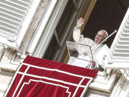 O papa Francisco abençoa os fiéis na praça de São Pedro, no Vaticano, no domingo passado.