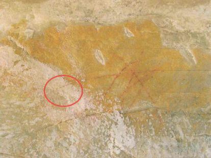 Imagem mostra a sobreposição de camada branca ao grafismo rupestre em Diamantina.