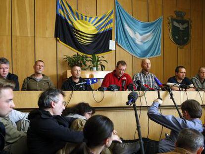 Grupos separatistas de Slaviansk libertaram a um dos oito observadores militares europeus retidos na zona, depois de comparecer em uma coletiva de imprensa. O libertado, um sueco, sofre diabetes.