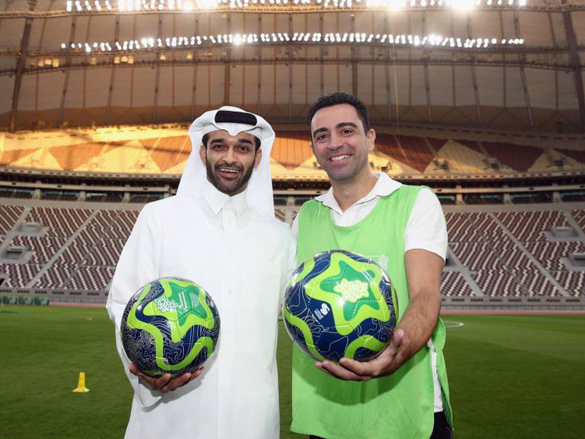 Um garoto segurando a velha bola de futebol antes de começar um jogo de  futebol