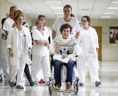 A auxiliar de enfermagem Teresa Romero após receber alta no Hospital Carlos III, em Madri.