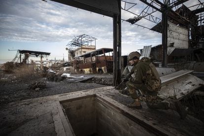 Rostislav Kasyanenko, comandante de uma brigada motorizada do Exército ucraniano, em uma área da cidade fantasma de Pisky, na região de Donetsk.