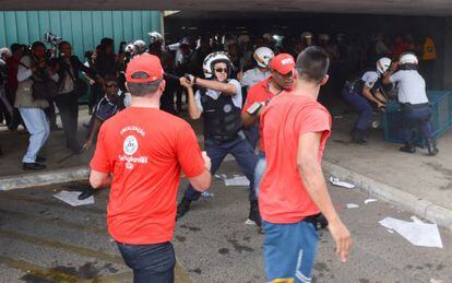 Policial reprime protesto da CUT em Bras&iacute;lia.