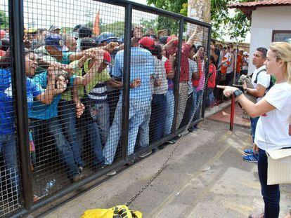 Seguidores de Nicolás Maduro diante de Lilian Tintori em Guarico, onde ocorreu o assassinado em comício com o opositor Luis Manuel Díaz.